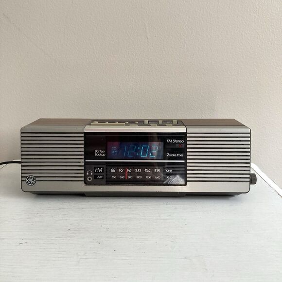 Vintage GE Clock Radio 1978 Am Fm Model No 7-4945A Dual Alarm TESTED - Picture 1 of 12